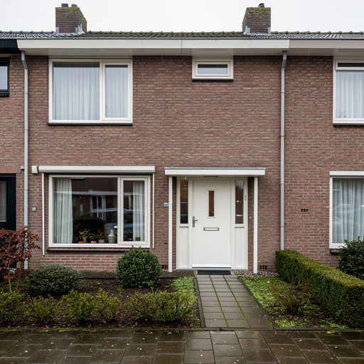 Kunststof voordeur aan de voorgevel van een woning in Voorschoten