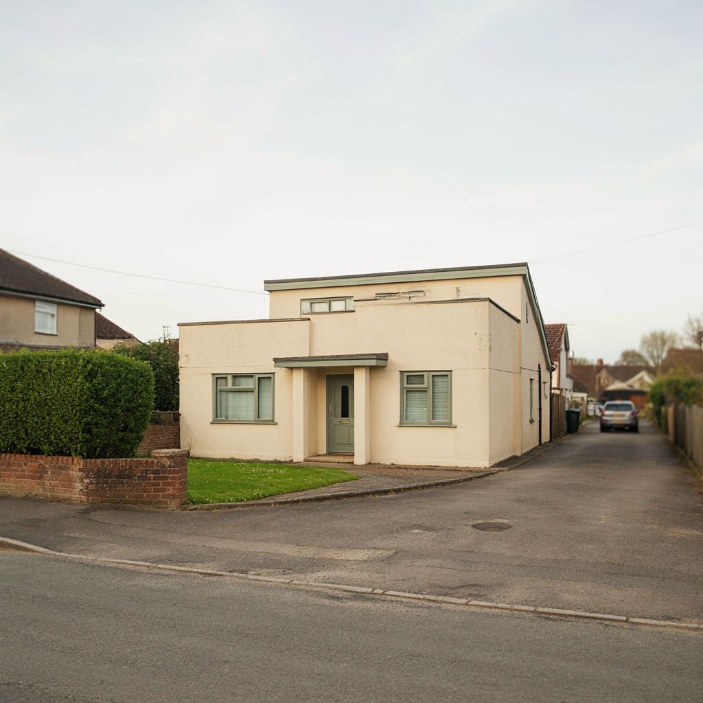 Gerenoveerde bungalow met grijsgroene kunststof kozijnen in een rustige straat in Voorburg