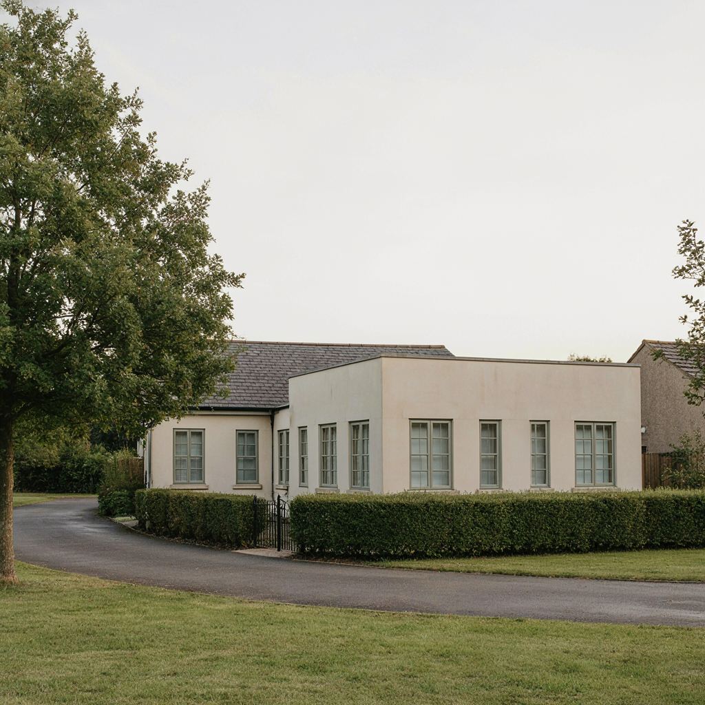 Tussenwoning in de Leidse Merenwijk voorzien van hagelwitte kunststof kozijnen en een eigentijdse dakopbouw